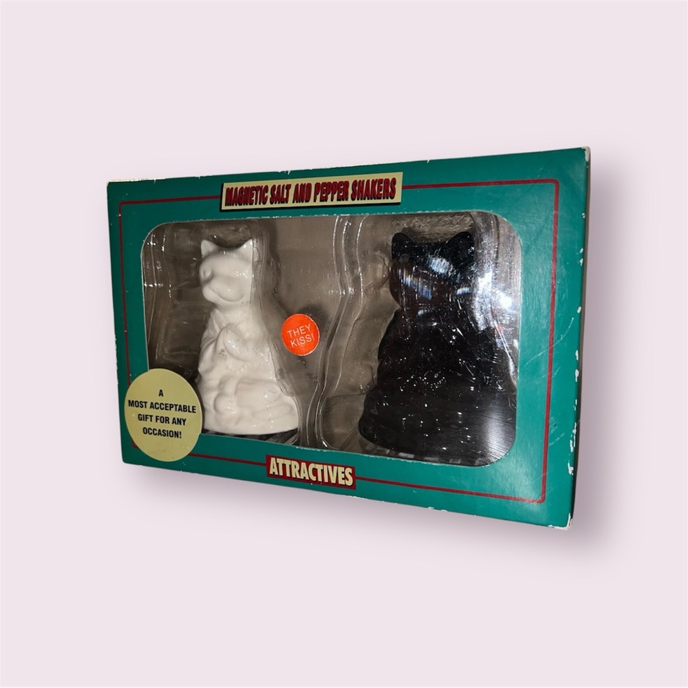 Attractives Buddha Cats Meditating Ceramic Magnetic Salt & Pepper Shakers Sealed